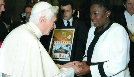 La bendición del Papa a  Rebecca Kadaga, la parlamentaria de Uganda que quiere la pena de muerte para los homosexuales